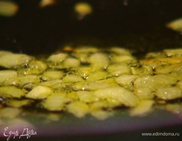 Разогреть в сковороде 1–2 ст. ложки оливкового масла и обжарить лук и чеснок до золотистого цвета.