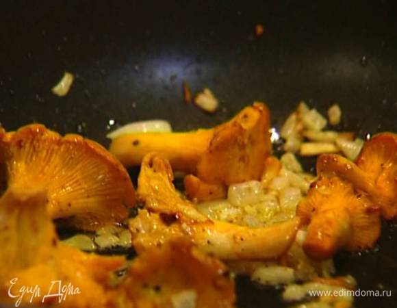 Добавить в сковороду лисички, посолить, поперчить, посыпать укропом. Жарить, периодически помешивая, до готовности грибов. 