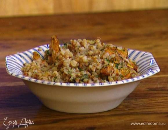 Гречку выложить в сковороду с грибами, перемешать. 