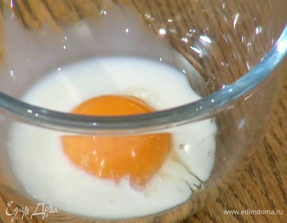 Желток смешать с молоком и смазать круассаны.