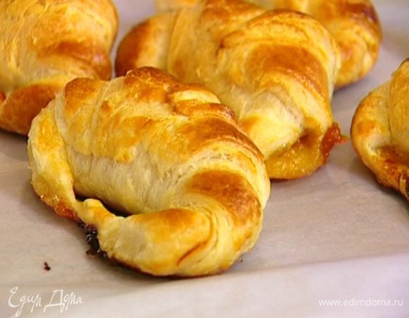 Круассаны без начинки разрезать острым ножом вдоль и намазать внутри шоколадным сыром.