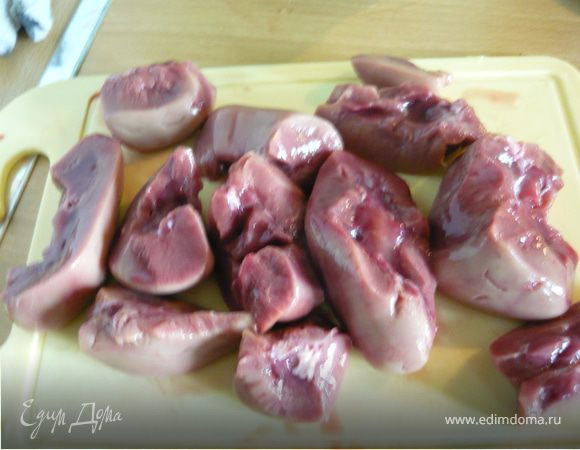 Джулия Чайлд пишет, что ни в коем случае не надо вымачивать почки в воде. Они впитывают слишком много жидкости из-за своей нежной структуры. Правда, я прочитала об этом, когда они уже ночь пролежали в воде, т.к. по моим детским воспоминаниям это один из основных шагов по борьбе с запахом. В следующий раз ни за что не буду их вымачивать.
Джулия Чайлд пишет, что лучший способ готовить почки - жарить их целиком на сильном огне в сливочном масле. Для почек теленка или ягненка это вероятно действительно наилучший вариант. С говяжьей почкой я поступила иначе. Разрезала на дольки, на которые она и сама делится (не знаю анатомического термина), вырезала из середины каждой дольки то, что в моем представлении относится к физиологическому процессу функционирования выделительной системы и получила вот такие кусочки. 