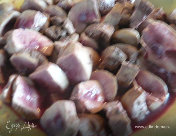 Джулия Чайлд готовит на одной сковородке по очереди - обжаривает почки, вынимает, готовит соус, режет почки и прогревает их в соусе. Я взяла две сковородки. На одной я на сливочном масле обжарила мелко нарезанный лук и шапиньоны, а на второй в смеси сливочного и оливкового масла - почки.
Целая почка жарится около 10 минут - это по книге. Важно, что внутри почка должна оставаться розовой. Т.к. у меня были небольшие кусочки, то я их обжаривала минут 5, потом достала на тарелку, чтобы нарезать на небольшие кусочки. К тому же чтобы почки жарились, я делала это в два приема. Вероятно из-за того, что я вымочила почки, у меня случилось то, о чем предупреждала Джулия - они отдали большую часть жидкости на сковородку. Судя по всему, это была именно та лишняя впитанная жидкость, а не их сок, т.к. они в результате оказались все же сочными. 
В одной из вариаций рецепта Джулия предлагала добавить на сковородку немного коньяка и поджечь его. Поджигание из-за жидкости у меня не получилось, но нотка коньяка осталась и придавала пикантность. 
Испугавшись, что теряю самое главное, я вылила эту выделившуюся жидкость в соус, о чем ни капельки не пожалела. 
Итак, обжаренные почки порезать на более мелкие кусочки. Внутри они остаются розовыми! 