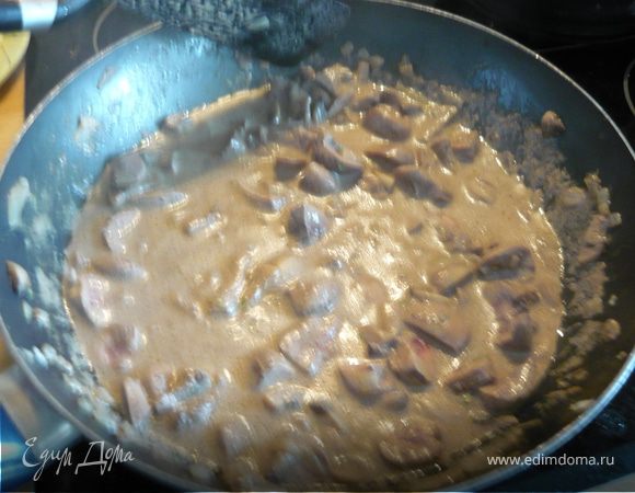 К луку и грибам добавить сливки, горчичное масло (или сливочное масло грамм 50 и столовую ложку дижонской горчицы), положить туда нарезанные почки, посолить, поперчить, приправить тимьяном и измельченным в порошок лавровым листом. Прогреть в течение нескольких минут. 
Почки готовы. 