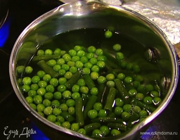 Вскипятить в кастрюле воду, опустить в нее зеленый горошек и замороженную стручковую фасоль и варить несколько минут, затем откинуть на сито и выложить в миску со льдом. Перемешать, затем быстро вынуть лед и слить лишнюю воду.