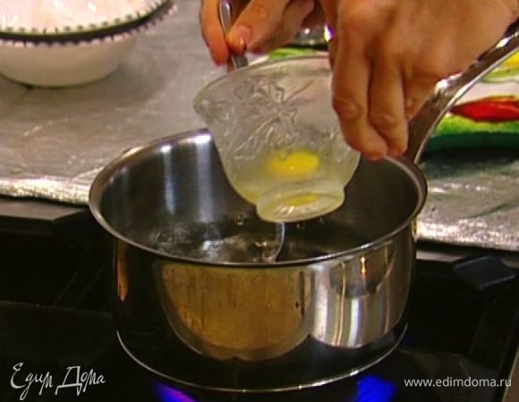 В небольшой кастрюле вскипятить воду, влить винный уксус. В две маленькие чашки разбить по яйцу. Постоянно помешивая кипящую воду с уксусом, чтобы получилась воронка, ввести одно яйцо. Через минуту-две выложить его на бумажное полотенце. Таким же образом отварить второе яйцо.