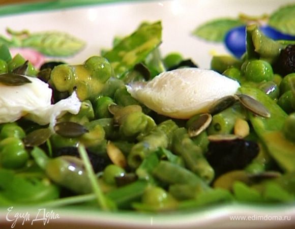 Разложить на блюде листья руколы, сверху выложить горох с фасолью, яйца пашот, посыпать изюмом и семечками, украсить листьями петрушки.