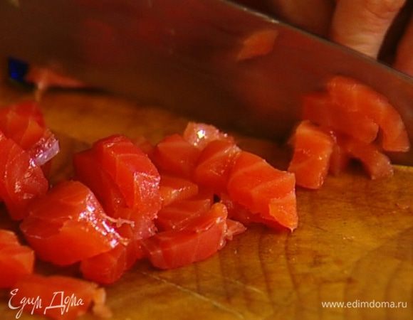 Семгу нарезать небольшими кусочками и добавить к яйцам (немного семги оставить). 