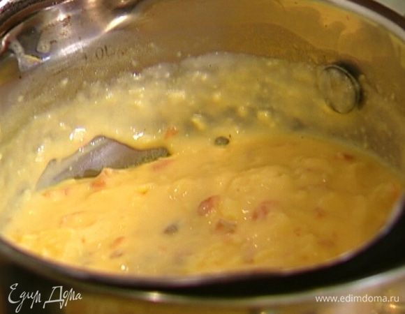 На плиту поставить кастрюлю большего размера, чем та, в которой взбивались яйца (чтобы получилась водяная баня), налить воды, довести до кипения и поместить сверху кастрюлю с яичной массой. Прогревать несколько минут, непрерывно помешивая венчиком, затем снять с огня. 