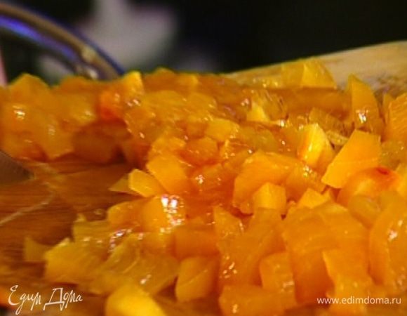 Хурму очистить от кожицы, нарезать небольшими кубиками и перемешать с творогом.