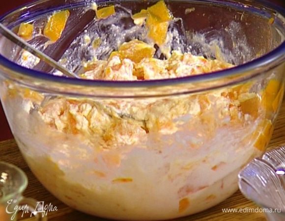 Добавить сахар, соль, 1/4 стакана муки и желток, еще раз все перемешать.