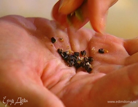 Кардамон раздавить, вынуть зерна, растолочь их в ступке и добавить в творог.