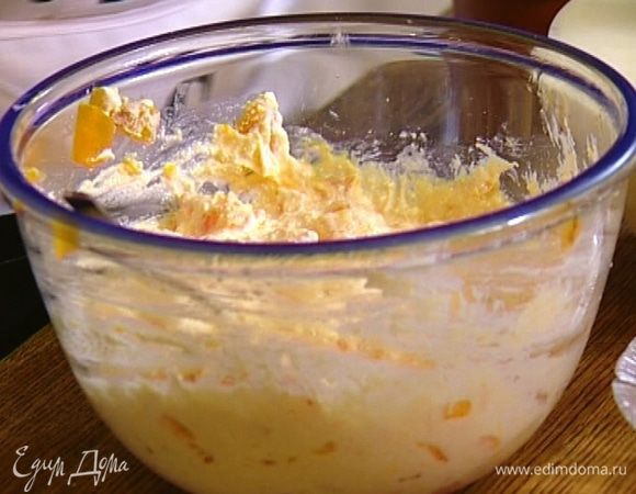 Всыпать в творожную массу оставшуюся муку и вымешать тесто. На разделочную доску насыпать панировочные сухари. Выкладывать в сухари понемногу творожного теста и обваливать со всех сторон, так чтобы получились шарики.