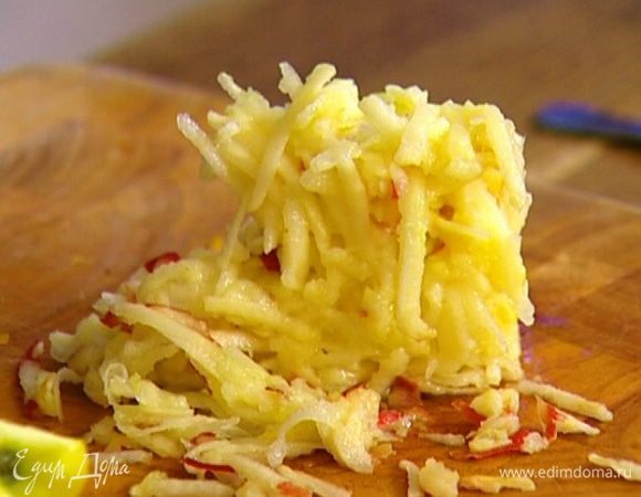 Яблоко вместе с кожурой натереть на крупной терке и добавить к хлопьям. 