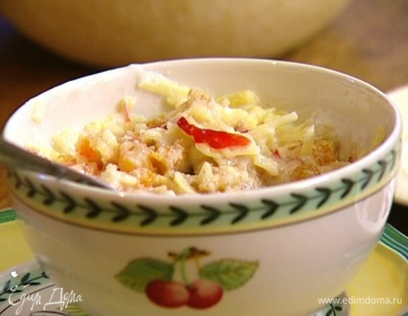 Всыпать изюм, порезанную курагу, влить йогурт и все перемешать. 