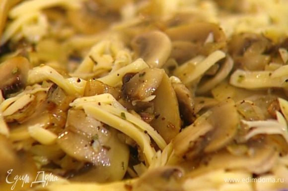 Готовые грибы выложить на тарелку и сразу присыпать сыром, чтобы он немного расплавился.