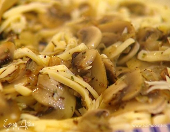 Готовые грибы выложить на тарелку и сразу присыпать сыром, чтобы он немного расплавился.