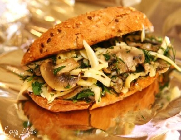 Сбрызнуть булочки внутри оливковым маслом Extra Virgin и начинить грибной смесью.