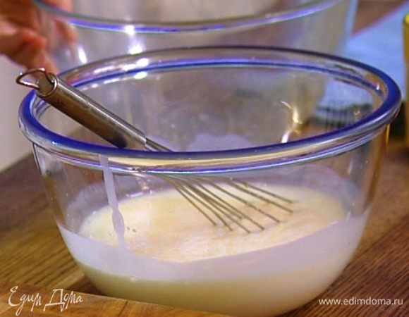 В отдельной посуде слегка взбить яйца с сахаром, влить в кефир с содой и еще раз перемешать.