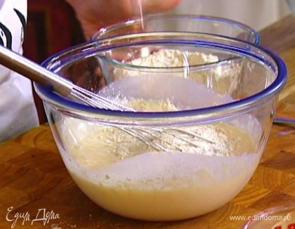Непрерывно помешивая, постепенно всыпать муку — по одной ложке, чтобы тесто получилось без комков. В конце влить 2 ст. ложки оливкового масла, перемешать.