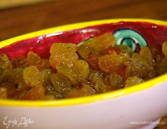 Изюм замочить в коньяке.