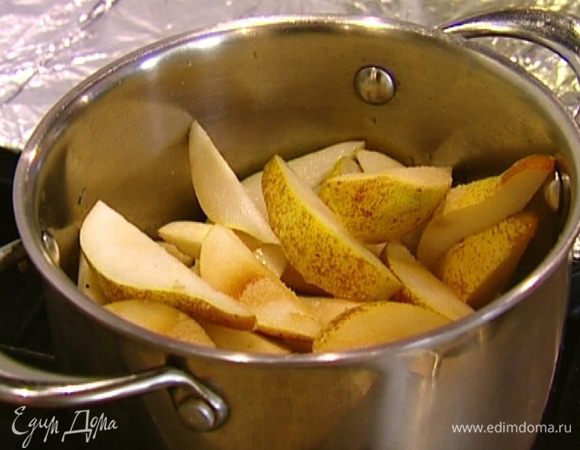 Из груш удалить сердцевину и нарезать их вместе с кожурой крупными дольками. Выложить груши в кастрюлю, добавить 2 ст. ложки сахара, корицу и 50 мл воды, накрыть крышкой и поставить на сильный огонь на 5–10 минут. 