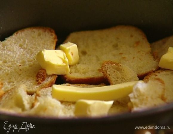 Нарезать 100 г предварительно размягченного сливочного масла небольшими кубиками и выложить на хлебный слой.  