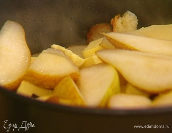 Шумовкой вынуть груши из кастрюли и уложить поверх булочек с маслом. 