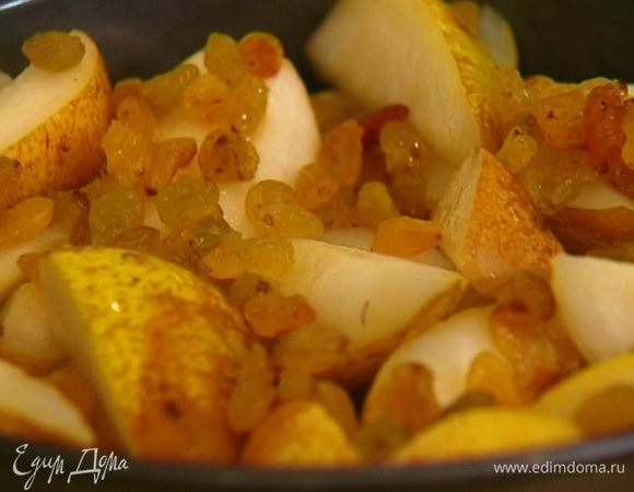 Сверху разложить изюм, практически не отжимая его от коньяка, а затем еще слой нарезанных булочек.