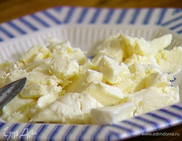Моцареллу нарезать небольшими кубиками.