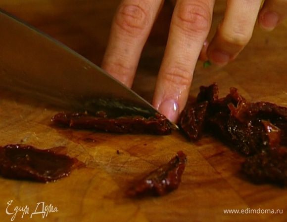 Вяленые помидоры порезать полосками.