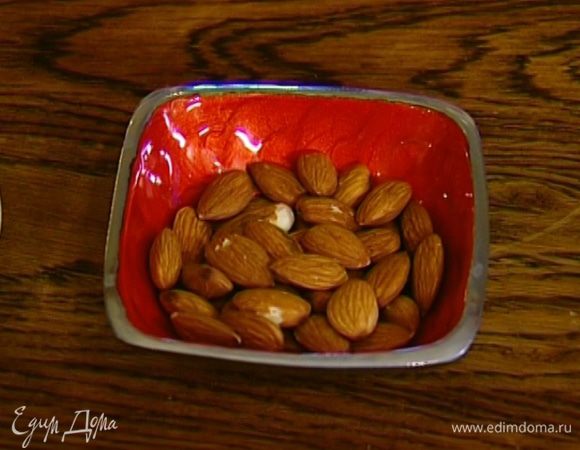 Миндаль измельчить в ступке так, чтобы оставались небольшие кусочки, и присыпать салат.