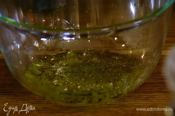 Приготовить заправку: соединить оливковое масло с уксусом, добавить отжатый из апельсина сок, посолить и поперчить.