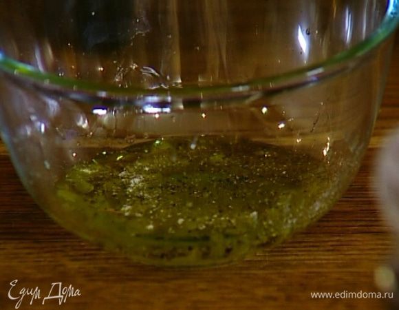 Приготовить заправку: соединить оливковое масло с уксусом, добавить отжатый из апельсина сок, посолить и поперчить.