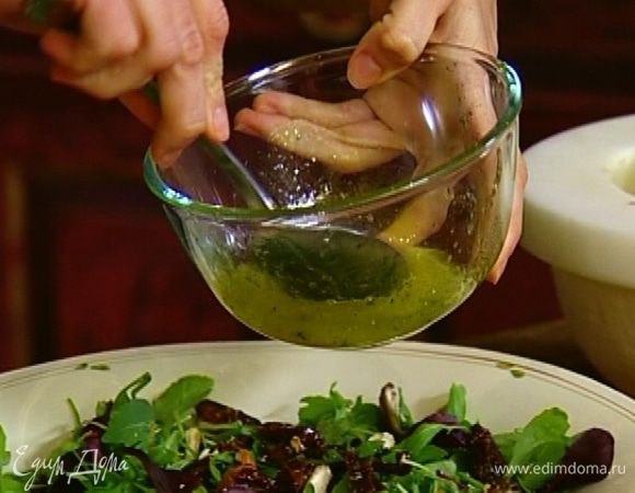  Полить половиной заправки салат и перемешать.