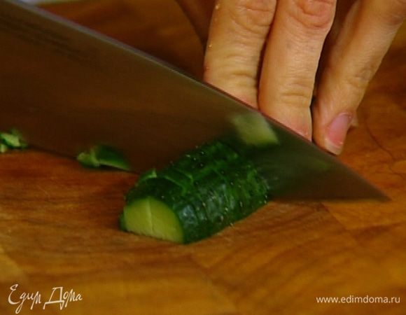 Огурец мелко порезать, соединить с творогом, поперчить и перемешать.