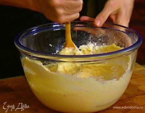 Предварительно размягченное сливочное масло растереть с сахаром добела.