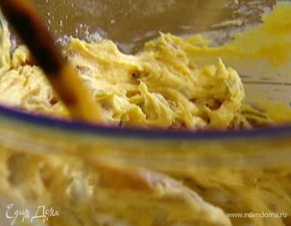 Ввести яйцо, постоянно перемешивая, всыпать 1 ст. ложку муки. Затем ввести второе яйцо, посолить и перемешать. Не переставая мешать, добавить еще 2 ст. ложки муки, а затем изюм.