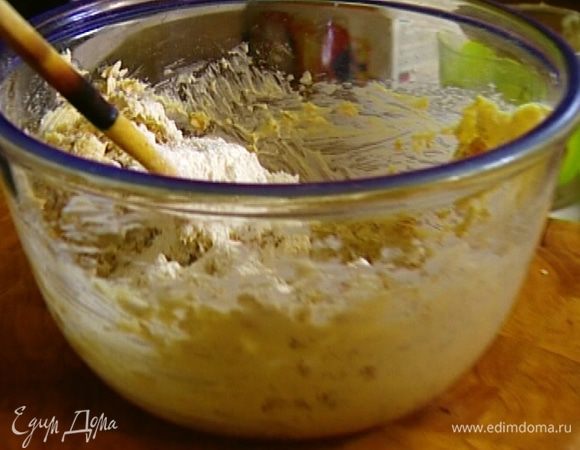 Всыпать в массу овсяные хлопья, перемешать.