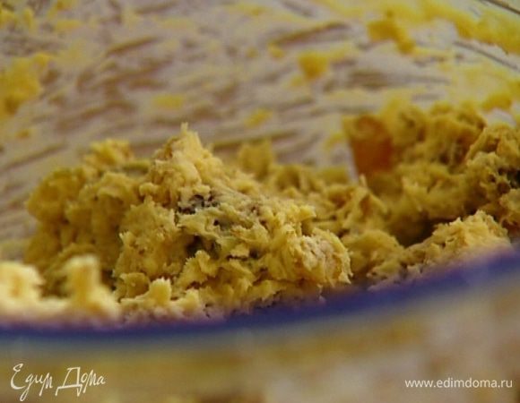 Добавить оставшуюся муку, разрыхлитель, ванильный экстракт и перемолотые орехи и еще раз перемешать.