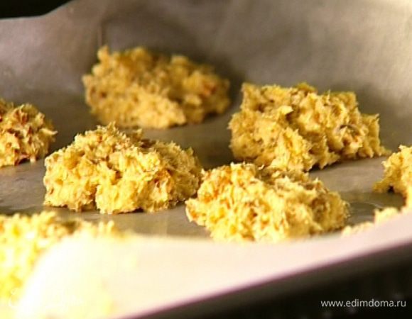 Смачивая руки водой, сформировать из теста шарики, слегка приминая их на противне.