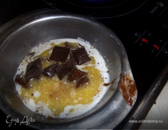 В растопленное масло добавляем шоколад