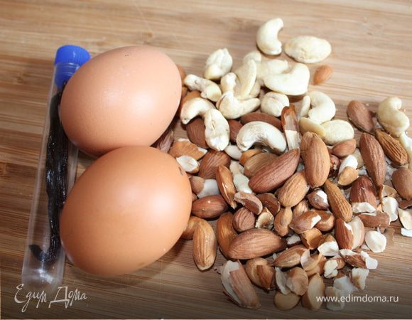 Взбить белок с сахаром. Добавить ваниль.