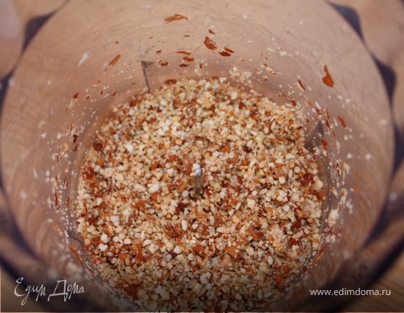 Орехи измельчить в блендере. 