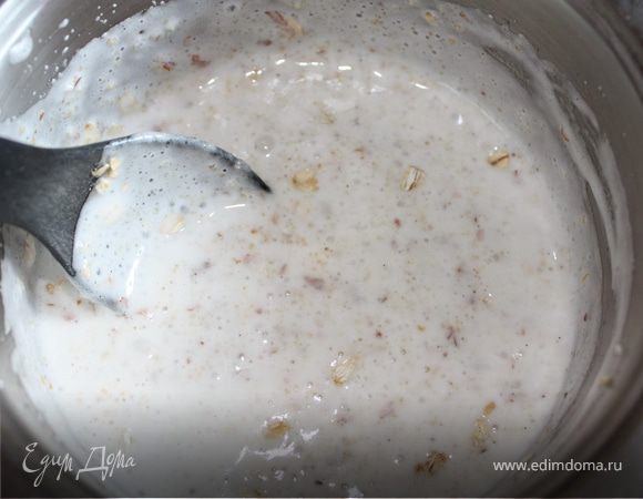 Добавить орехи и овсянку к яйцам. Хорошо перемешать. 