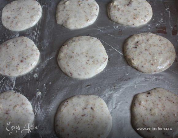 Духовку разогреть до 130 градусов. Противень застелить бумагой для выпечки или фольгой. Смазать сливочным маслом. Столовой ложкой выложить заготовки печенья. 