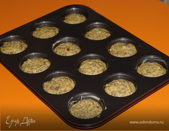 Минут на 30 оставила будущие кексы в покое. Выпекала около 40 минут при 180 гр.С до румяной корочки. 