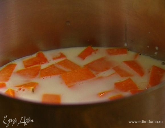 Влить в кастрюлю с тыквой молоко, всыпать рис, посолить.