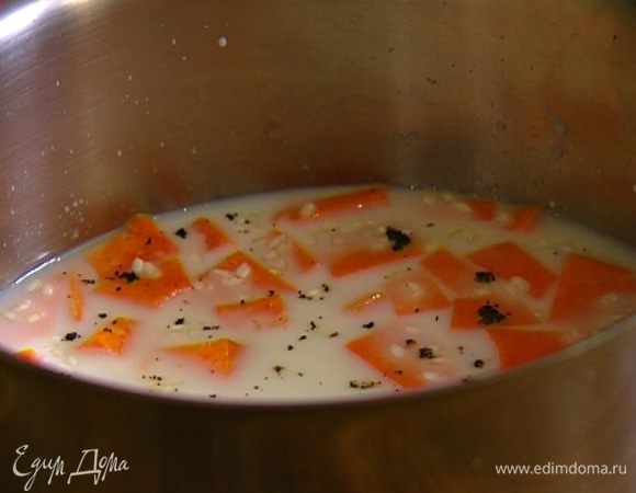 Стручок ванили разрезать, вынуть зерна и добавить к тыкве.