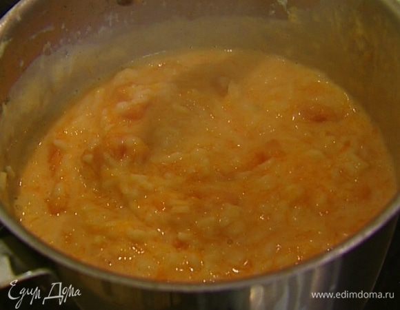 Всыпать сахар и поставить кастрюлю с кашей на медленный огонь. Варить тыквенную кашу до готовности риса.